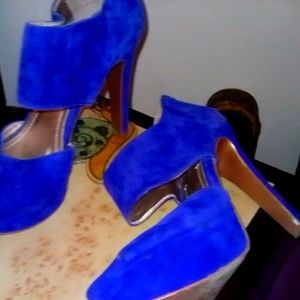 BCBG purple velvet high heels. Size 6 New